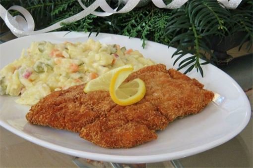 salát a řízek_foto Andrea Motlíková