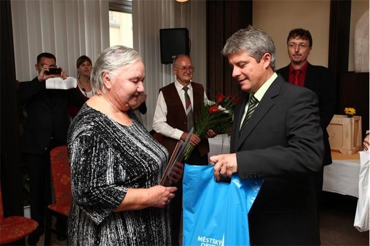 Seniorka roku bere gratulace od Jiřího Strobacha Seniorka roku bere gratulace od Jiřího Strobacha