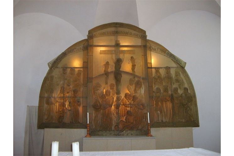 Skleněný oltář v kostele sv. Vintíře v Dobré Vodě. Foto: zdroj Wikipedia, autor Ondřej Koníček