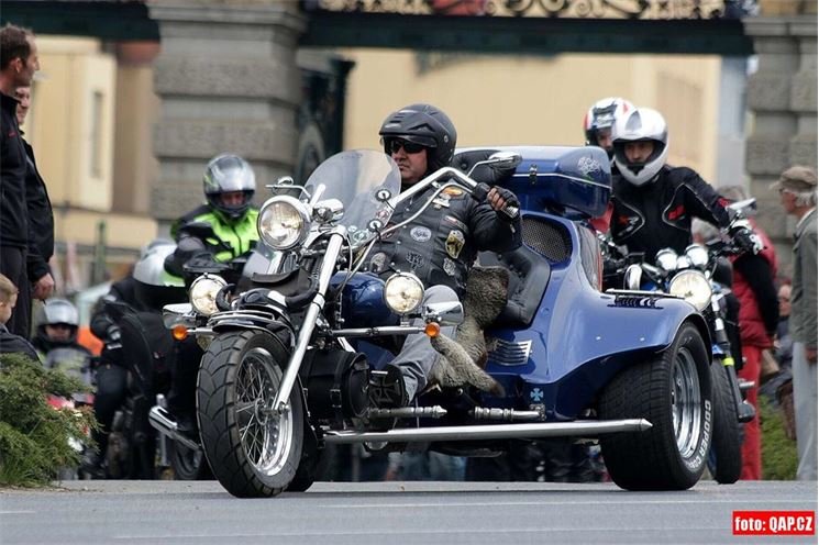 prvomájova vyjizdka motorkaru plzen QAP foto (1)
