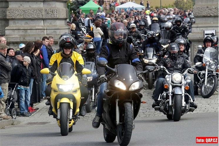 prvomájova vyjizdka motorkaru plzen QAP foto (21) prvomájova vyjizdka motorkaru plzen QAP foto (21)