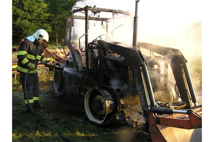 20.7.2016 (PJ 19.57) požár traktoru Přešín 20.7.2016 (PJ 19.57) požár traktoru Přešín