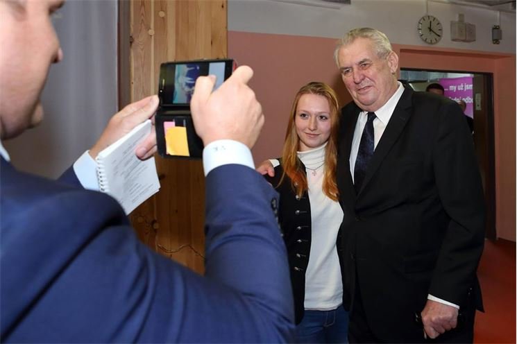 SOU Domažlice_foto studentky s prezidentem