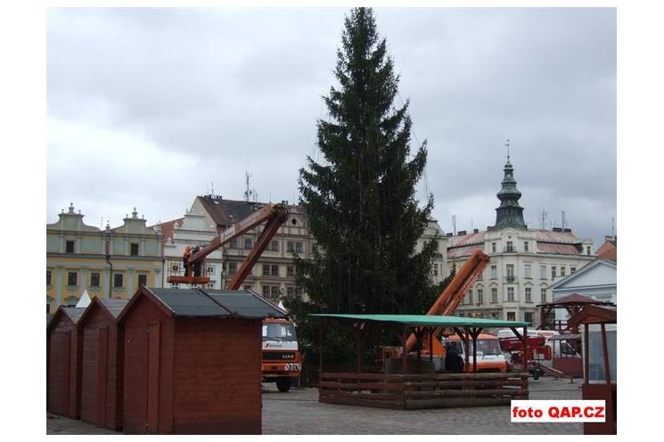 Vánoční strom Plzeň náměstí instalace (15)