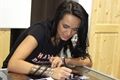 Gábina Dvořáková se podepisuje v Harley Davidson v Plzni 