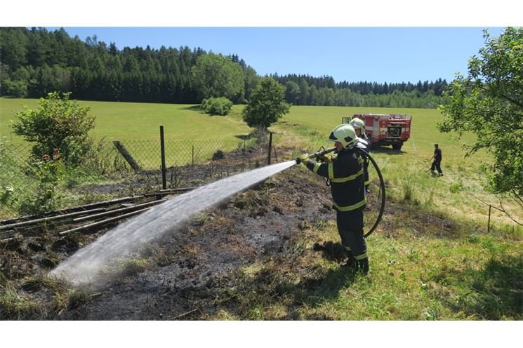 19.6.2017 (KT ) požár trávy Ujčín