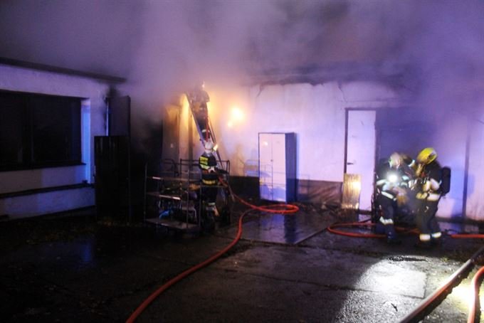  požár průmyslové prádelny Chodová Planá (8)