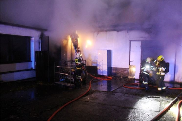  požár průmyslové prádelny Chodová Planá (8)