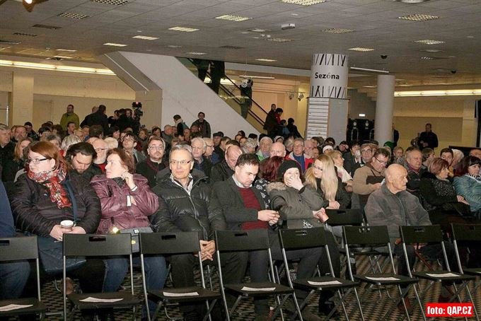 Veřejná debata v bývalém OD Tesco