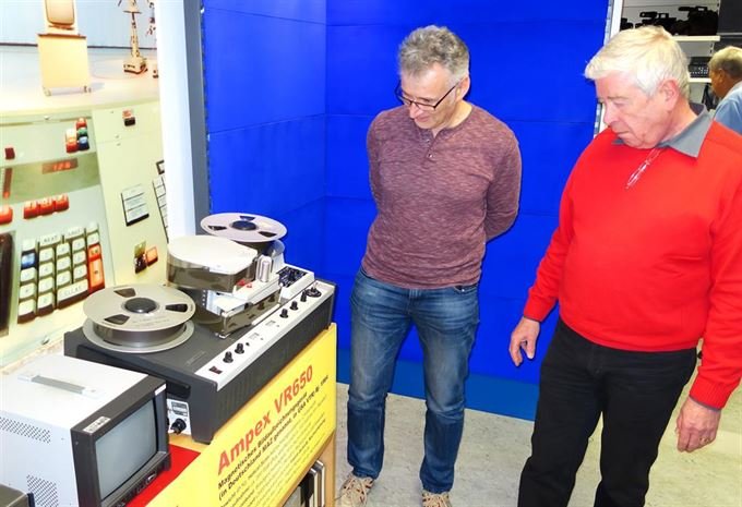 Bild_3_Ampex-Maschine vorgeführt