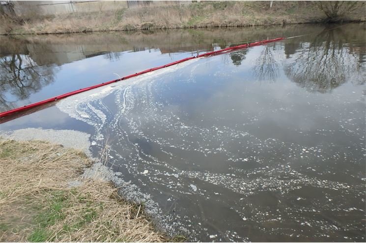 8_4_2018 únik nafty do řeky Dobřany (1)