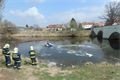 8_4_2018 únik nafty do řeky Dobřany (3)