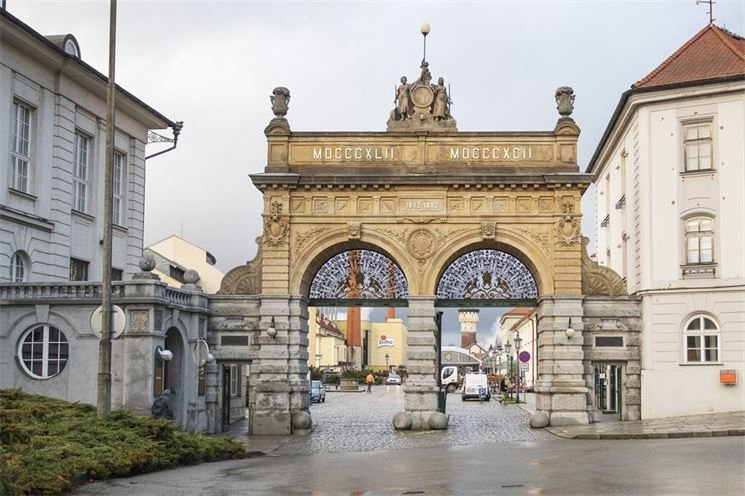 opravená Jubilejní brána opravená Jubilejní brána