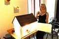Studentka FPE ZČU Veronika Gabrielová se svým modelem domu pro měření termokamerou.