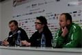 Trenéra Plzně Pavla Vrbu (zcela vlevo) těší, že jeho tým dýchá na záda nejlepším 