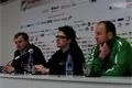 Trenéra Plzně Pavla Vrbu (zcela vlevo) těší, že jeho tým dýchá na záda nejlepším 