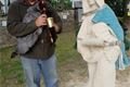 socha svate Anny pred transportem do Annina - sochar Bartolomej Sterba se uci hrat na dudy