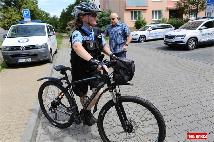 předání kola strážníkům na Borech _foto QAP_cz (10)