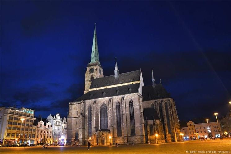 plzen namesti katerdrala noc foto MIlan Svoboda