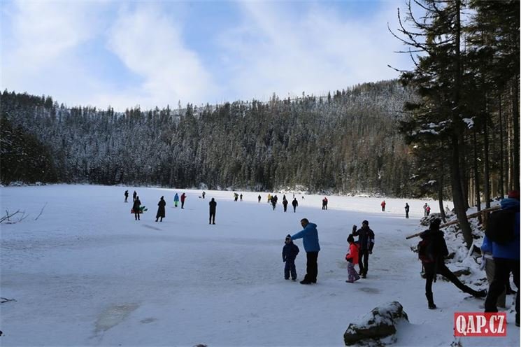 čertovo jezero plné lidí QAPfoto (7) čertovo jezero plné lidí QAPfoto (7)