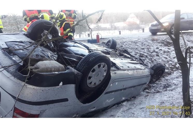 nehoda auto na střeše