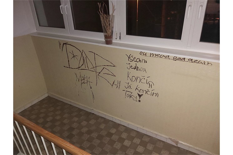popsané zdivo v paneláku_PČR1