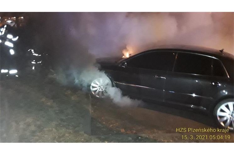 požár auta Sokolovská_HZSPK2
