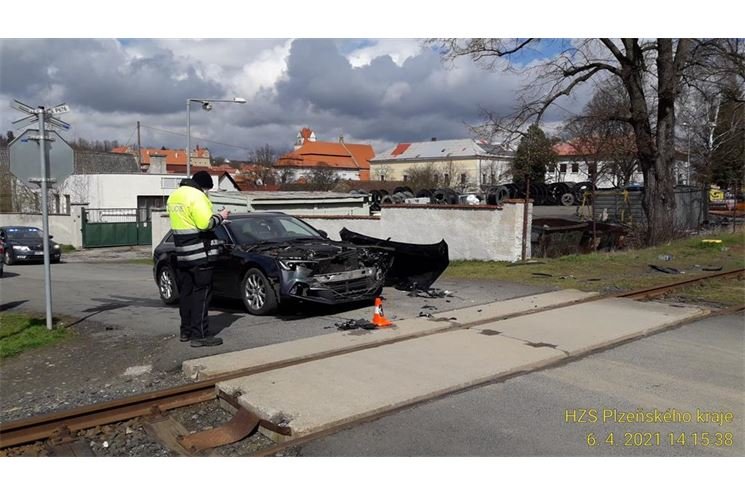 auto a vlak Horšovský Týn