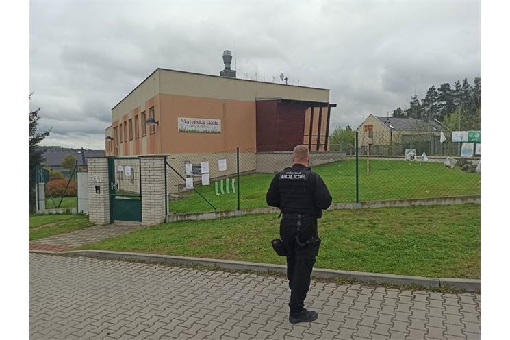 strážník u školky ve Lhotě strážník u školky ve Lhotě