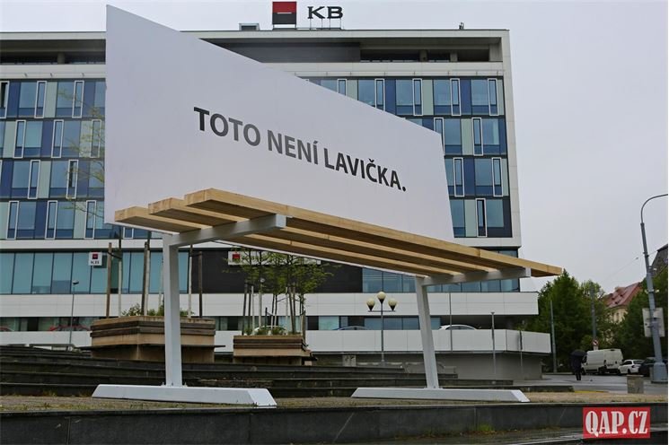 obří lavička v centru plzne foto QAP_cz (5)
