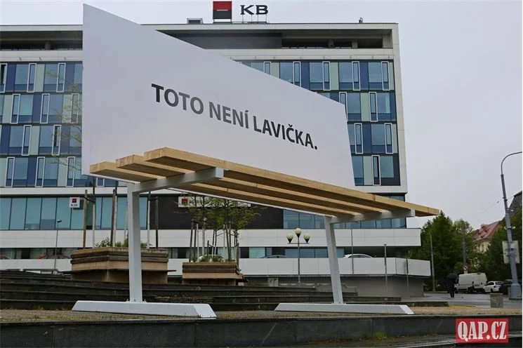 obří lavička v centru plzne foto QAP_cz (5)