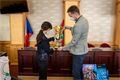 Zleva hejtmanka, sportovní ředitel klubu Jan Štochl