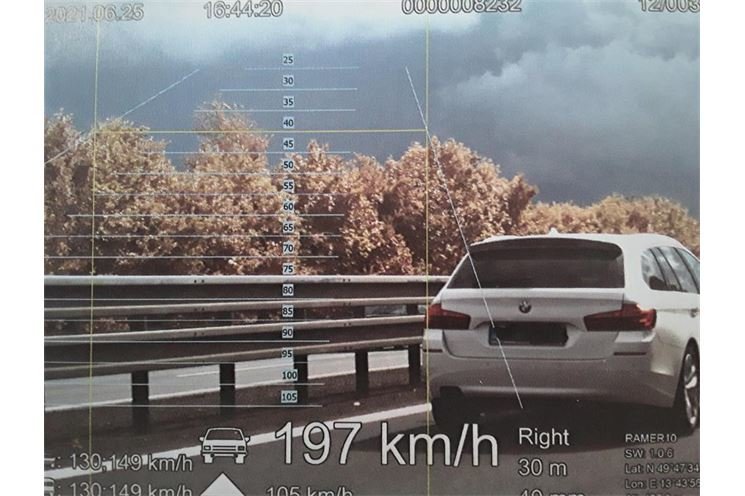 Rychlé auto na dálnici Rychlé auto na dálnici