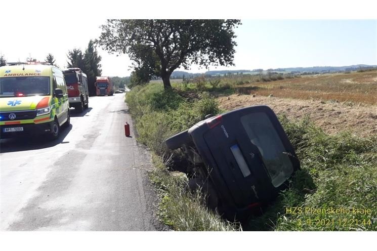 nehoda u Nepumuku OA v příkopu foto HZSPK