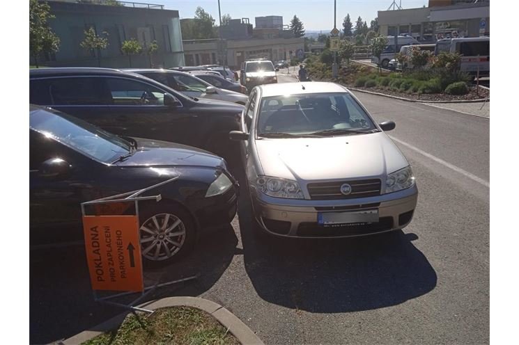 Nehoda v areálu nemocnice_Brzda_PČR Nehoda v areálu nemocnice_Brzda_PČR