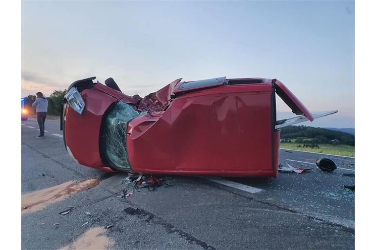 nehoda Čachrov_auto na boku_PČR nehoda Čachrov_auto na boku_PČR