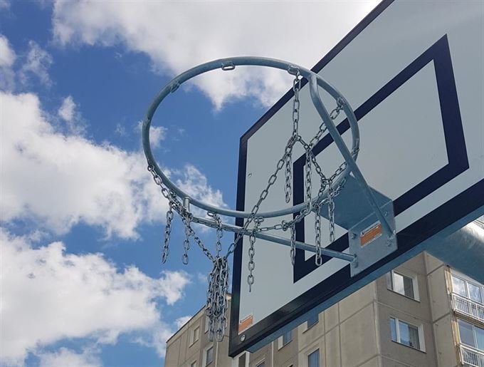 vandalismus_krasovska_basketbalovy_kos_UMO1