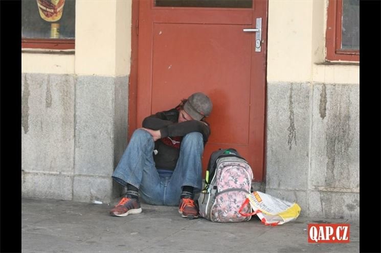 bezdomovci nádraží foto QAP bezdomovci nádraží foto QAP