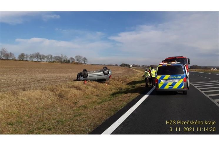 nehoda ohučov auto na střese 1