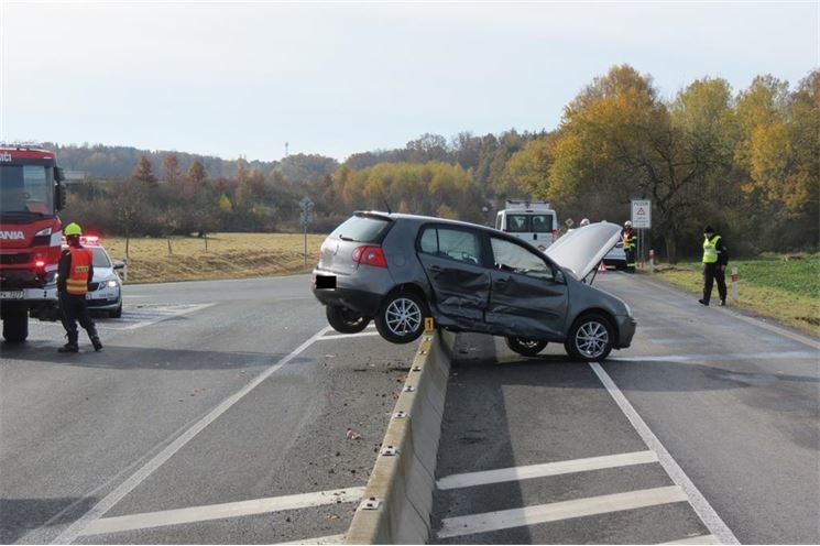 Řidička na betonových zábranách_PČR_2 Řidička na betonových zábranách_PČR_2