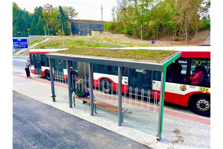 Zelená střecha zastávky_UMO1 fb Zelená střecha zastávky_UMO1 fb