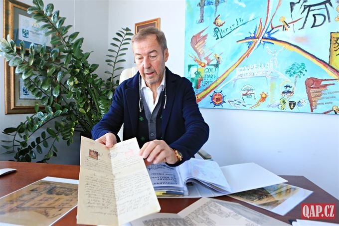 Ivan Hlaváček ukazuje cenný dokument