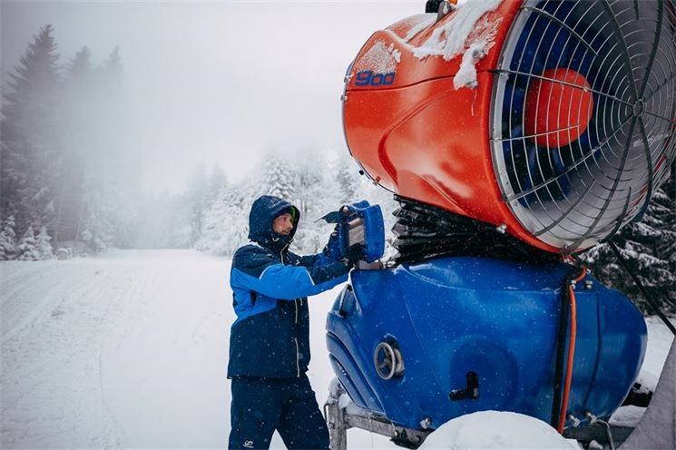 I přes více než 25centimetrovou vrstvu přírodního sněhu na šumavském Špičáku technici stále zasněžují