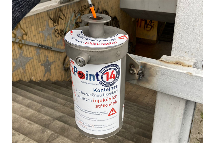 Koš na injekční materiál_foto město Plzeň Koš na injekční materiál_foto město Plzeň