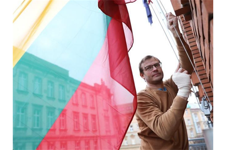 Litevská vlajka na úřadu_foto PK