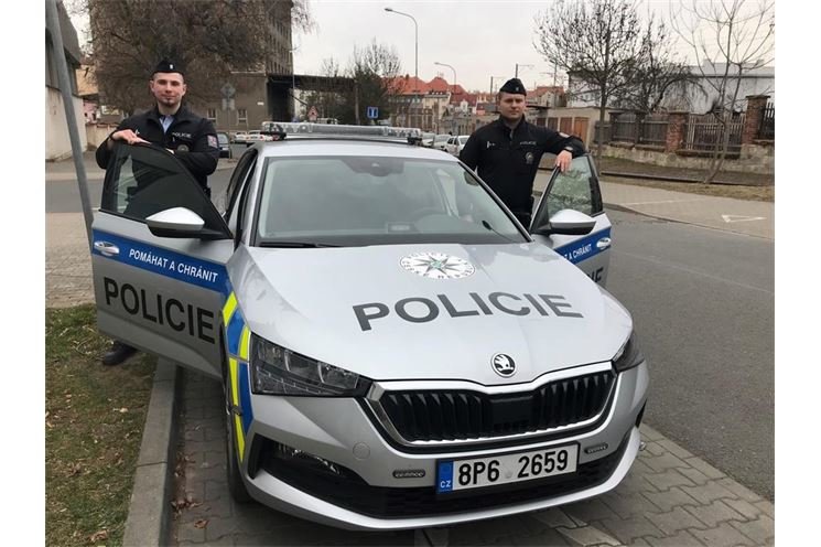 Policisté zachránili život ženě v obchodě_PČR Policisté zachránili život ženě v obchodě_PČR