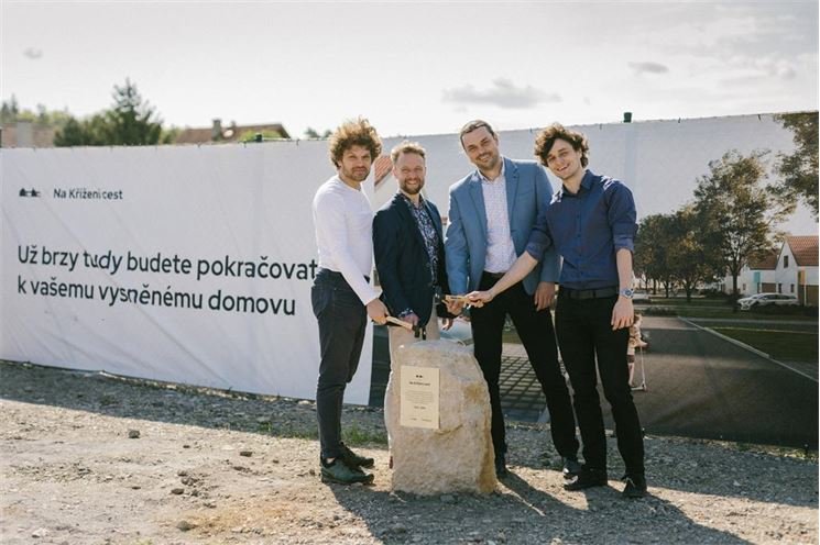 Položení základního kamene Na Křížení cest. Zleva: Jakub Mareš, Petr Vomastek, Richard Myslivec a Jan Ret.
Položení základního kamene Na Křížení cest. Zleva: Jakub Mareš, Petr Vomastek, Richard Myslivec a Jan Ret.
