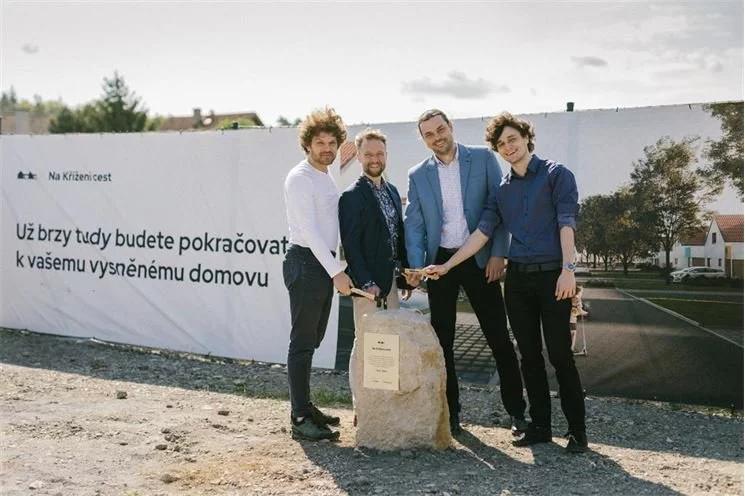 Položení základního kamene Na Křížení cest. Zleva: Jakub Mareš, Petr Vomastek, Richard Myslivec a Jan Ret.
Položení základního kamene Na Křížení cest. Zleva: Jakub Mareš, Petr Vomastek, Richard Myslivec a Jan Ret.
