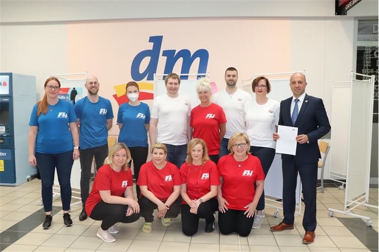 Tým Fakultní nemocnice Plzeň - vpravo ředitel nemocnice Václav Šimánek a primářka Jitka Mlíková Seidlerová Tým Fakultní nemocnice Plzeň - vpravo ředitel nemocnice Václav Šimánek a primářka Jitka Mlíková Seidlerová