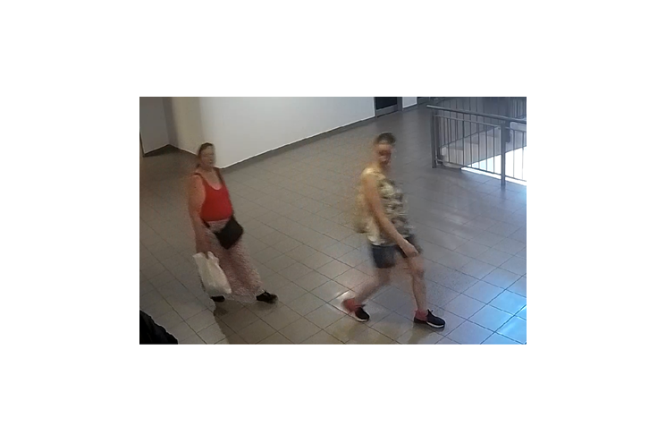 ŽENY_kabelka na wc_PČR1